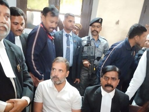ये फोटो 20 फरवरी की है। राहुल गांधी सुल्तानपुर कोर्ट में मानहानि केस में जमानत कराने पहुंचे थे।