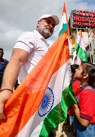 बिहारमध्ये 'वोटर अधिकार यात्रा': राहुल गांधींनी निषेध करणाऱ्या भाजप नेत्यांना दिला फ्लाइंग किस; म्हणाले- तुमचे मत गमावले तर समजा रेशन-जमीन गेली भेटीदरम्यान, राहुल गांधींनी एका लहान मुलीशी बोलले.