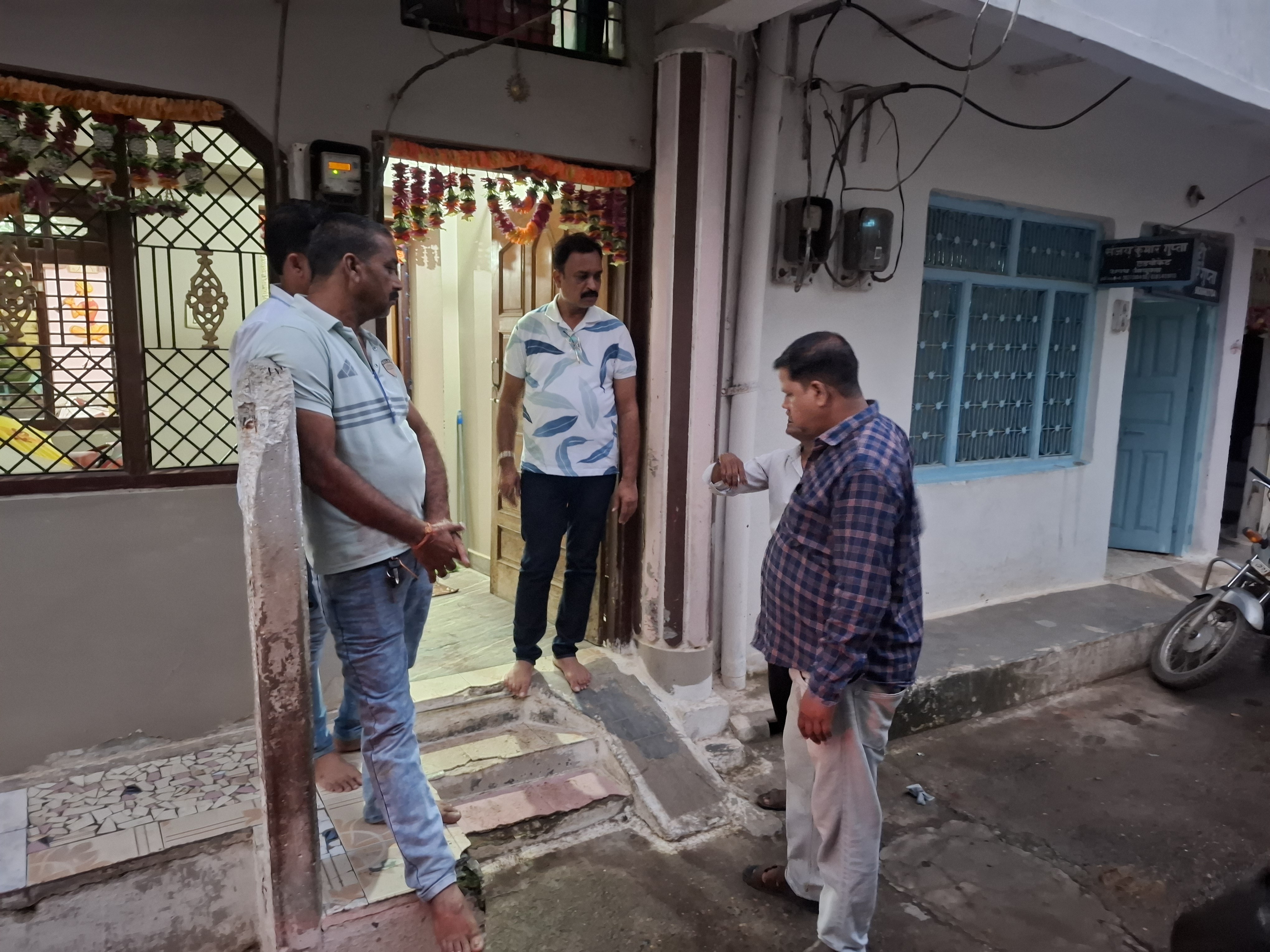 मौके पर पहुंची पुलिस टीम जांच करते हुए।