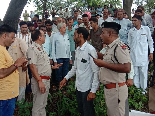 शव मिलने के बाद परिजन और पुलिस अधिकारी मौके पर पहुंचे थे।
