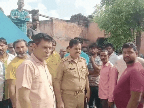 घर के बाहर पुलिस फोर्स मौजूद है। लोगों से पूछताछ की जी रही है।