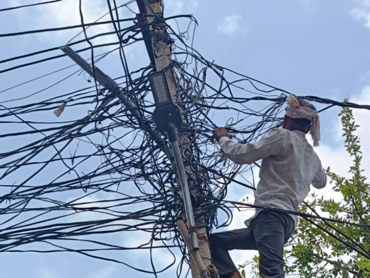 बिजली विभाग की टीम ने करीब 650 घरों से अवैध जंपर हटाए।