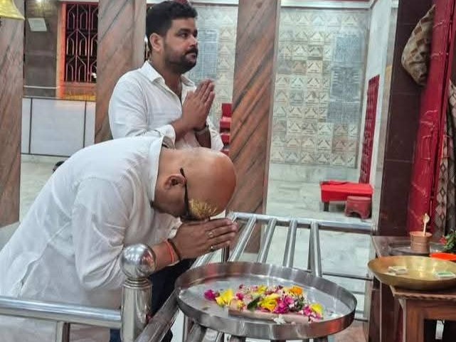 अजय राय ने बलिया पहुंचकर मंदिर में पूजा-अर्चना की और आशीर्वाद लिया।