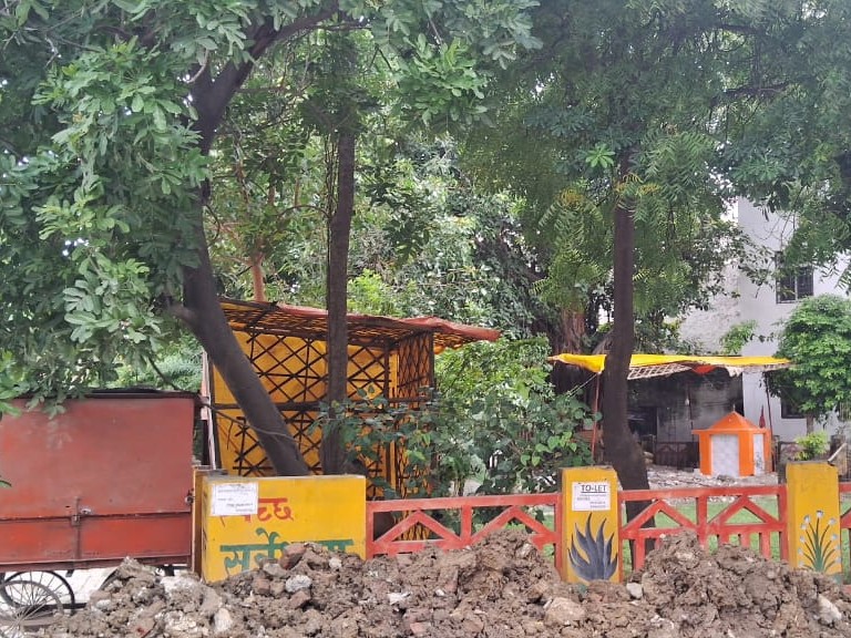 लखनऊ की वृंदावन कालोनी सेक्टर-5 में स्थित एक पार्क अवैध कब्जे की चपेट में आ गया है।