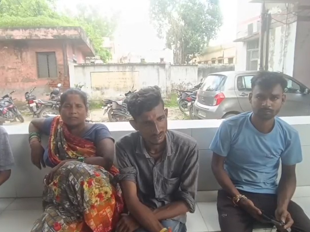 घटना की जानकारी देते परिजन।