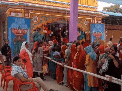 मेले के दौरान बड़ी संख्या में लोग दर्शन करने के लिए पहुंचे।