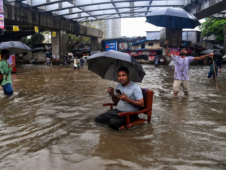 मंगलवार को ओशिवरा रोड पर पानी भरने के एक व्यक्ति पानी में कुर्सी डालकर बैठ गया।