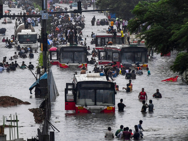 मंगलवार को भारी बारिश की वजह से कई इलाकों में 3 से 4 फीट तक पानी भर गया।