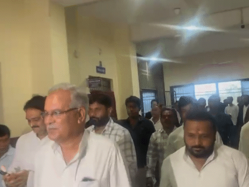 पिछली सुनवाई के दौरान चैतन्य से मुलाकात करने पूर्व सीएम भूपेश बघेल भी कोर्ट पहुंचे थे।