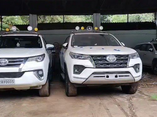 For the three new ministers, 3 cars from the state garage reached Raj Bhavan.