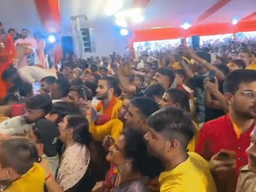 कार्यक्रम के दौरान लोग धीरेंद्र शास्त्री से मिलने मंच पर भी चढ़ गए।