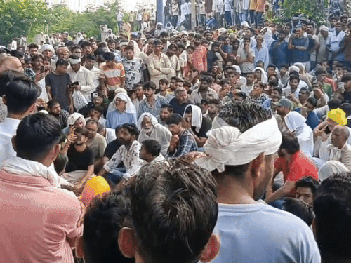 A large number of villagers gathered in the village to stop Manisha's funeral.