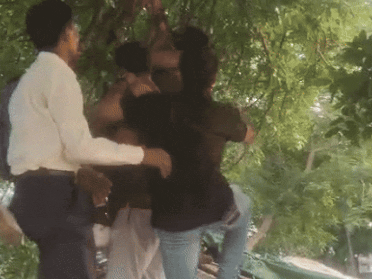 फांसी के फंदे पर लटकते देख मौके पर मौजूद लोगों ने बद्री को नीचे उतारा।
