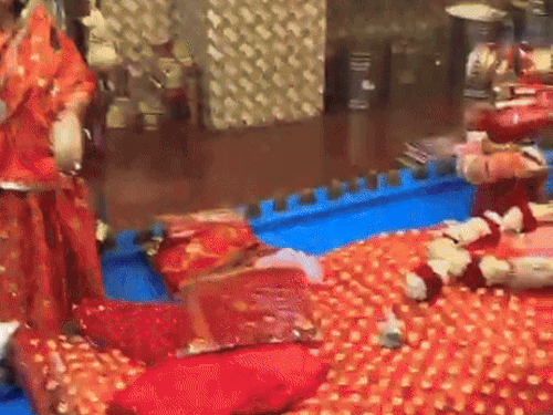 काली माता मंदिर में पूजा करने परिवार समेत पहुंचा अरमान मलिक।