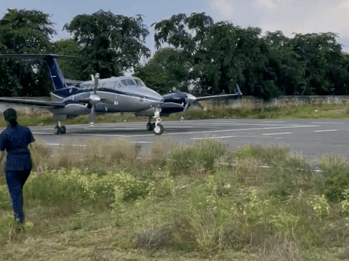 धीरेंद्र शास्त्री प्राइवेट प्लेन से सीकर हवाई पट्टी पर पहुंचे थे।