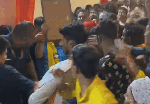 पंडित धीरेंद्र शास्त्री से मिलने के लिए लोगों को बीच धक्का-मुक्की हुई।