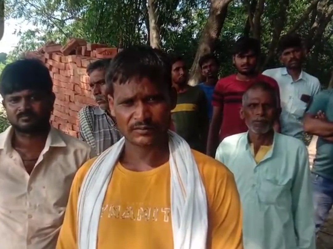 गांव के लोगों ने अफसरों पर नाली साफ न कराने का आरोप लगाया है।