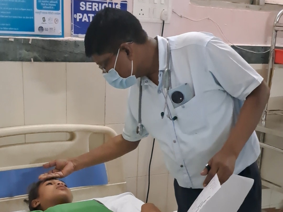 जिला अस्पताल में एडमिट छात्र का चेकअप करते डॉक्टर।
