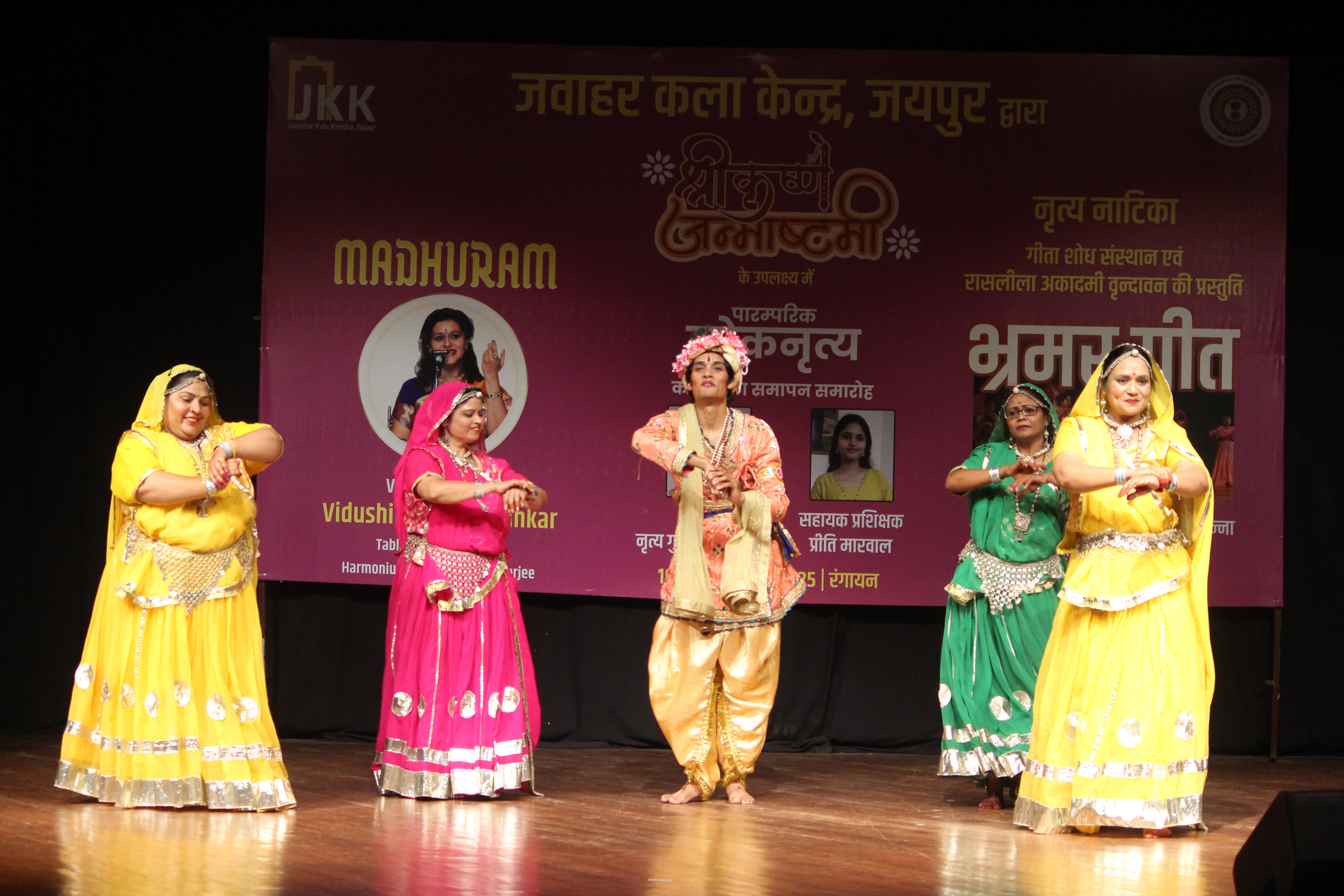 40 से अधिक प्रतिभागियों ने मंच पर मनमोहक प्रस्तुति दी।