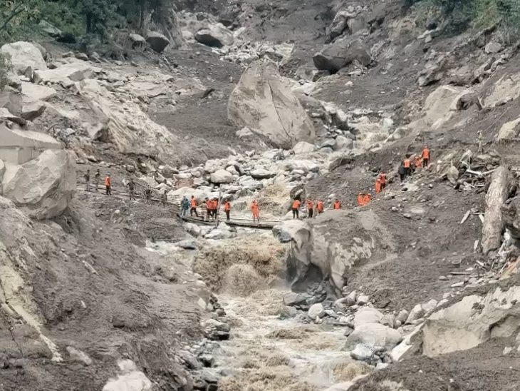 इलाके में सेना का रेस्क्यू ऑपरेशन जारी है। खराब मौसम की वजह से बचाव अभियान में परेशानी आ रही है।
