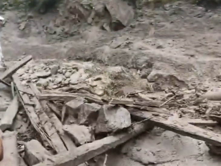 जम्मू-कश्मीर सरकार ने पूरी तरह क्षतिग्रस्त इमारतों के लिए 1 लाख रुपए, बुरी तरह क्षतिग्रस्त इमारतों के लिए 50 हजार रुपए और आंशिक नुकसान पर 25 हजार रुपए आर्थिक मदद देने की घोषणा की है।