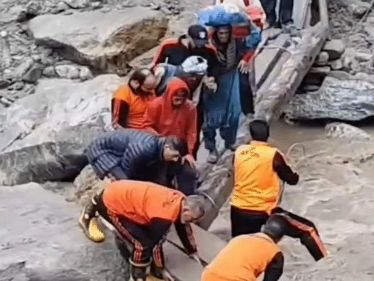 जम्मू-कश्मीर पुलिस, SDRF और NDRF की टीमें लगातार काम कर रही हैं ताकि सर्च और रेस्क्यू ऑपरेशन जल्द से जल्द पूरा किया जा सके।