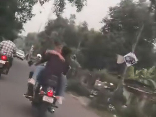 राहगीरों ने कपल को मोबाइल कैमरे में कैद कर लिया।