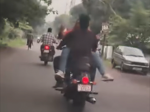 कपल चलती बाइक पर रोमांस करते नजर आ रहा है।
