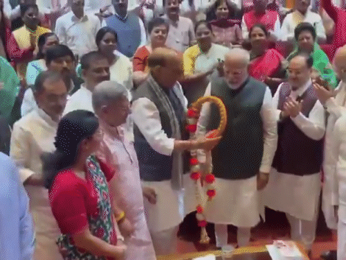 5 अगस्त को NDA संसदीय दल की बैठक में PM मोदी को ऑपरेशन सिंदूर की सफलता को लेकर सम्मानित किया गया था। - Dainik Bhaskar