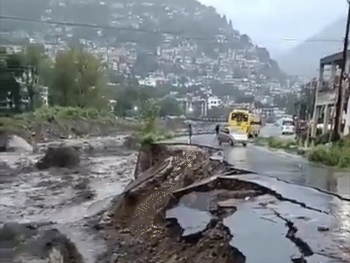 कुल्लू के भूतनाथ मंदिर के पास भारी बारिश से सरवरी नदी के तेज बहाव से क्षतिग्रस्त सड़क
