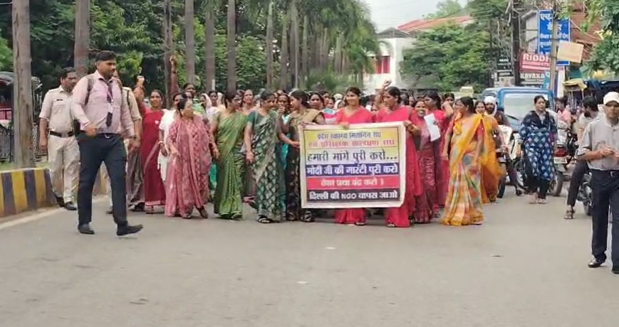 बड़ी संख्या में सड़कों पर उतरीं मितानिन