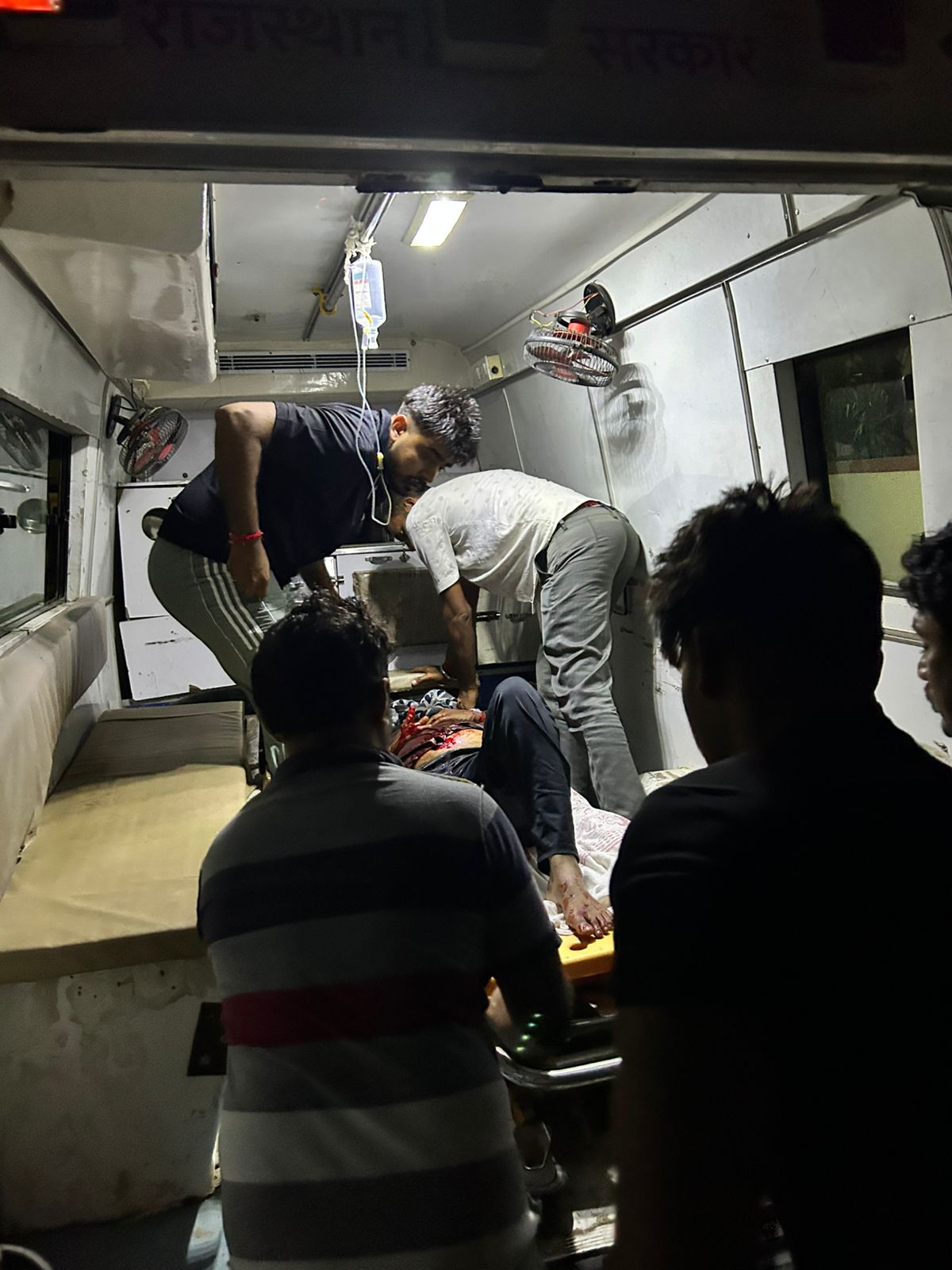 किसान कॉलोनी स्थित फ्लैट, जहां तलवार से पत्नी और बेटे पर किया गया हमला, पुलिस ने की जांच।