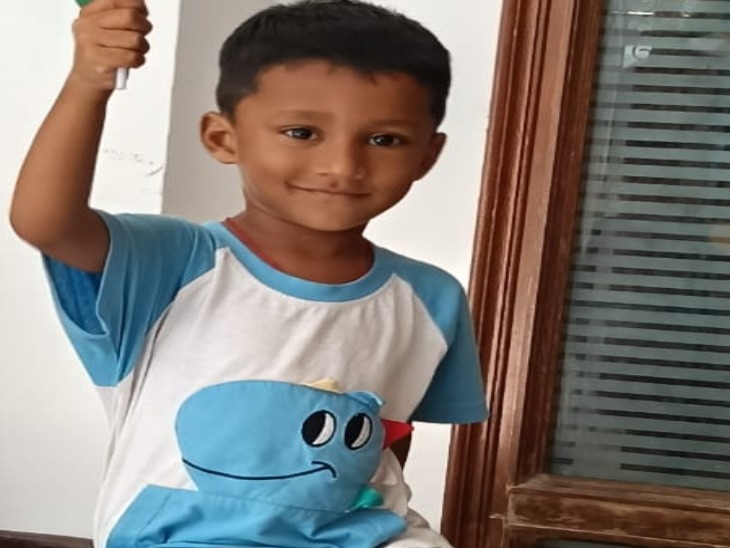 पीड़ित 3 वर्षीय कार्तिक ने घटना से पहले अपने पापा को फोन करके भगवान श्रीकृष्ण का जन्मदिन मनाने के लिए केक लाने को कहा था।