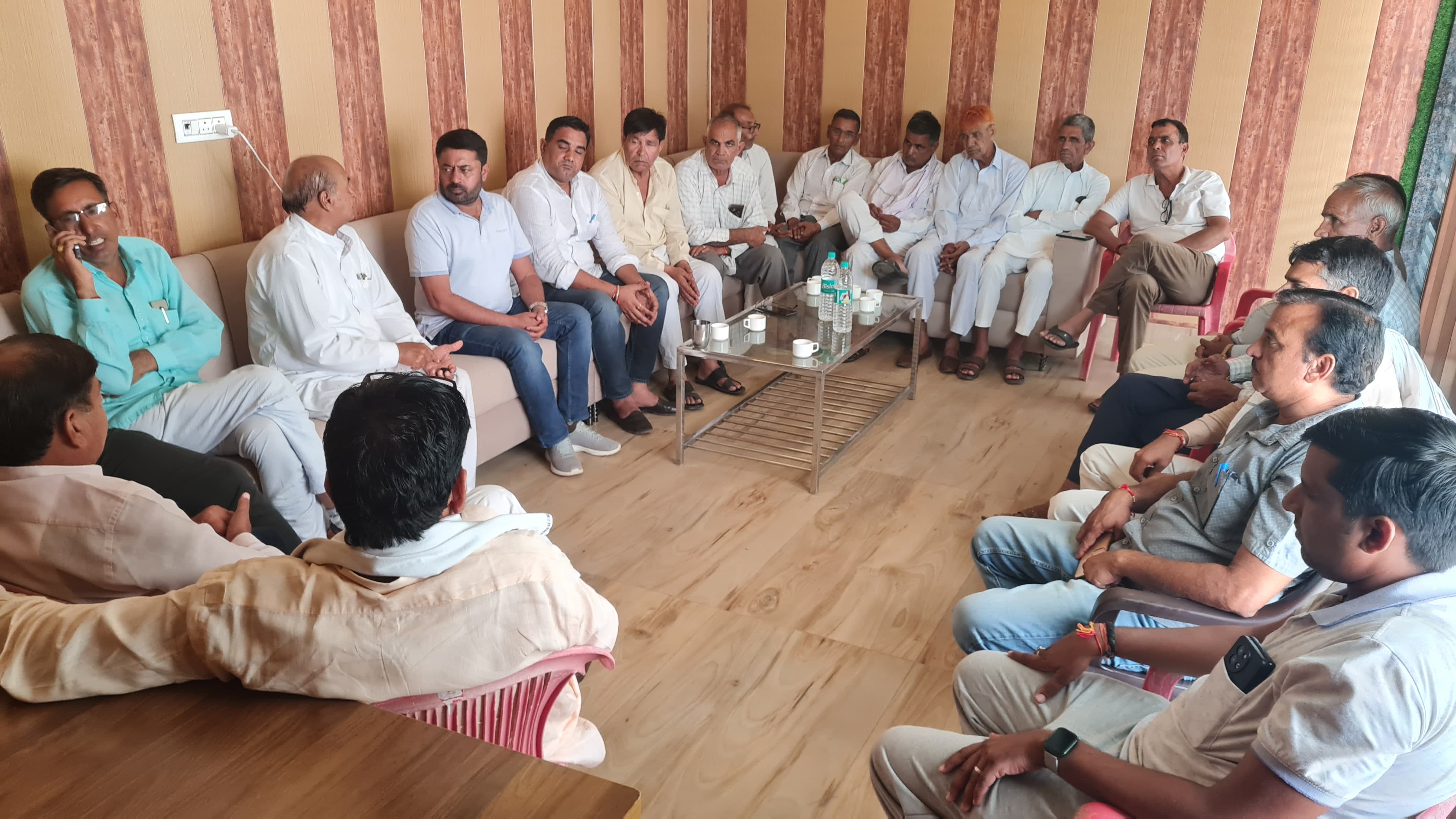 स्मार्ट मीटर हटाओ संघर्ष समिति के बैनर तले जुटे झुंझुनूं के व्यापारी और आमजन।