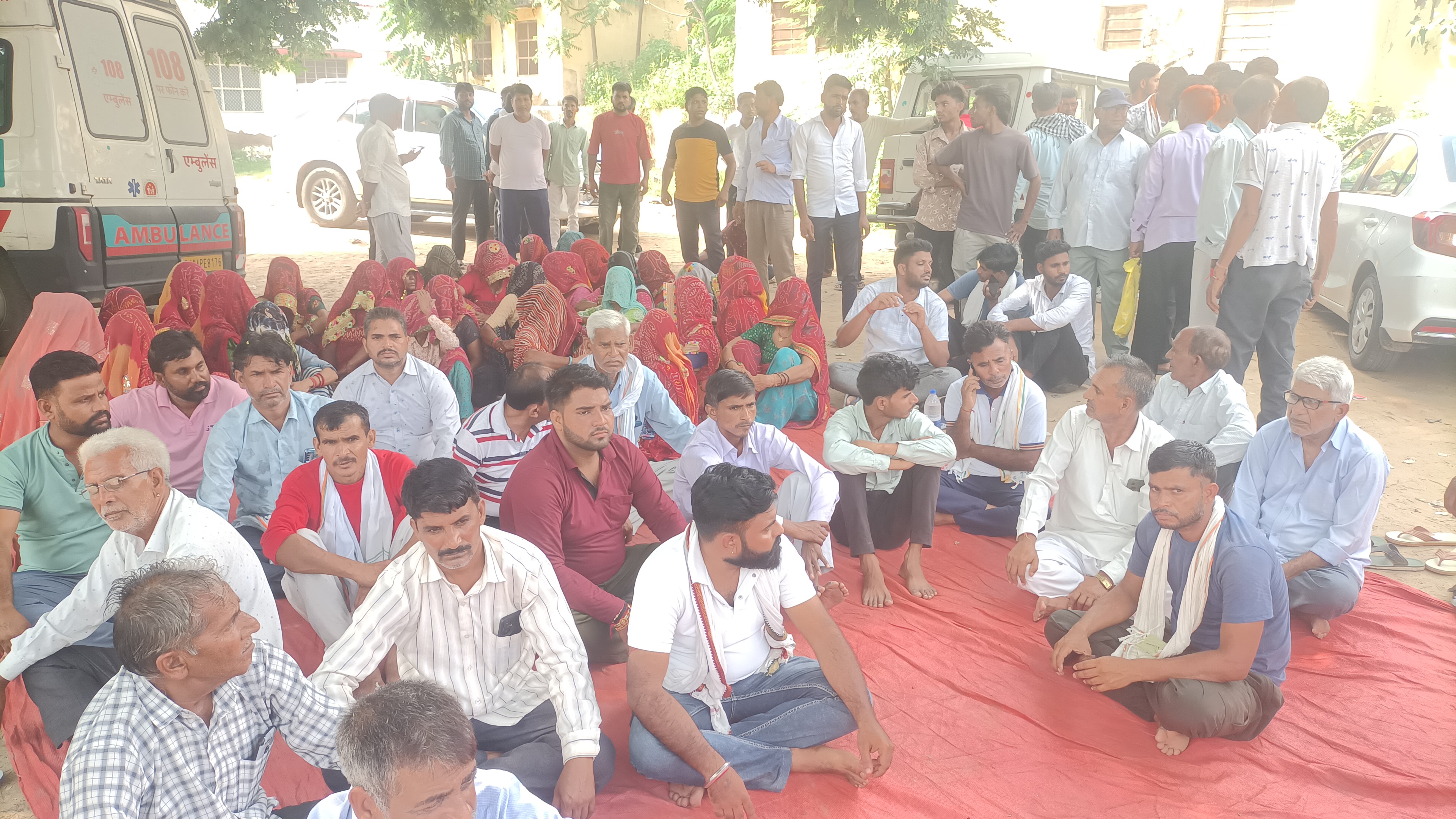 बीडीके अस्पताल में शवगृह के बाहर धरने पर बैठे परिजन, आरोपी की गिरफ्तारी तक अंतिम संस्कार से इनकार।