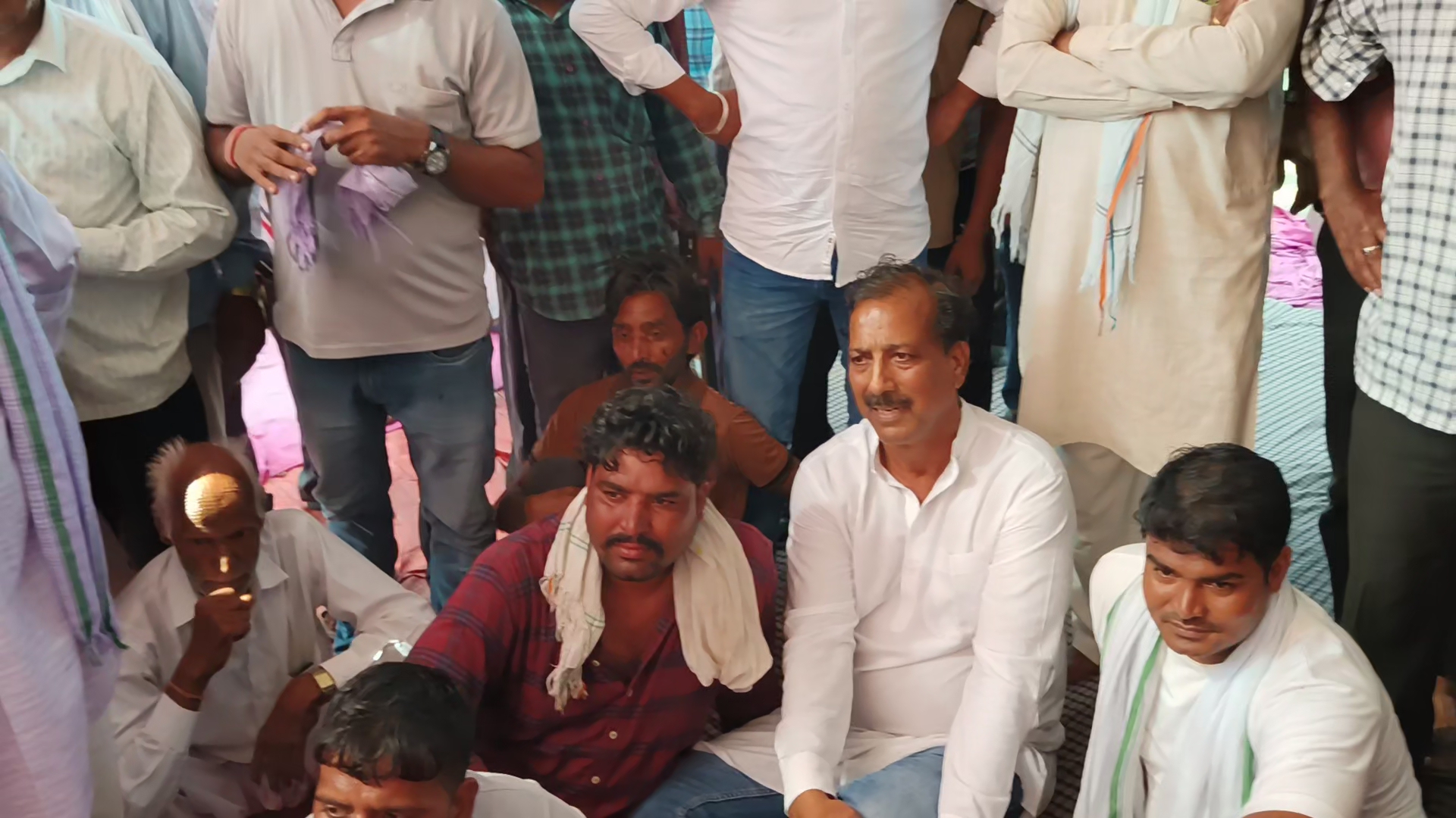 आरएसी कॉन्स्टेबल राजकुमार कांटीवाल की आत्महत्या प्रकरण में न्याय की मांग को लेकर मोर्चरी के बाहर बैठे परिजन व ग्रामीण, गिरफ्तारी तक शव लेने से किया इनकार।