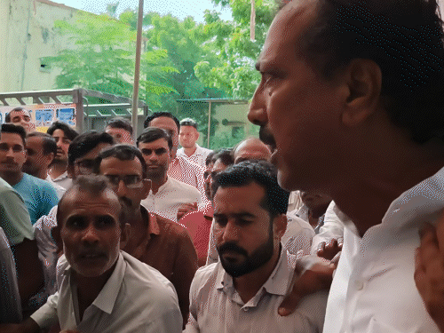 समर्थकों ने उन्हें रोक दिया और समझाइश की कि ऐसा मत करिए।