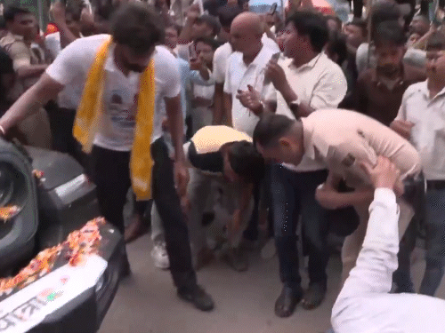 यात्रा के दौरान एक पुलिसकर्मी राहुल की गाड़ी के नीचे आ गया।