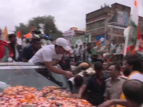 बिहारमध्ये 'वोटर अधिकार यात्रा': राहुल गांधींनी निषेध करणाऱ्या भाजप नेत्यांना दिला फ्लाइंग किस; म्हणाले- तुमचे मत गमावले तर समजा रेशन-जमीन गेली राहुल गांधींनी जखमी सैनिकाला फोन करून त्याच्या प्रकृतीची विचारपूस केली.