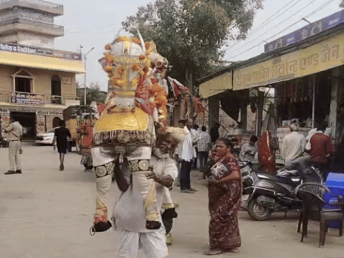 झालावाड़ के कैलाश कपड़े का घोड़ा और यूपी के राकेश 1200 किलोमीटर पैदल चलकर रामदेवरा पहुंचे।