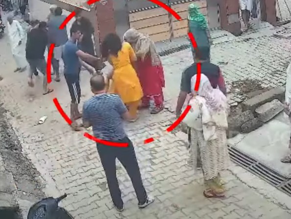Panipat-Risalu-village-CCTV-camera-dispute-assault-case-update | पानीपत में  दंपती को सड़क पर घसीटकर पीटा: सीसीटीवी कैमरे लगवाने पर विवाद, सोने की  अंगूठी लेकर आरोपी फरार ...