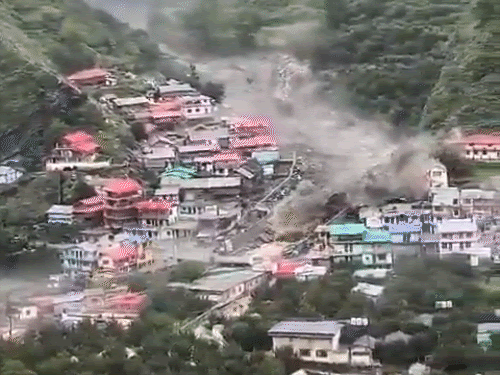 यह उत्तराखंड के धराली गांव में 5 अगस्त को बादल फटने की घटना का वीडियो है। - Dainik Bhaskar