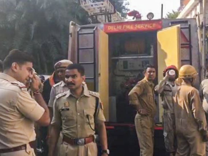 दिल्ली पुलिस और दमकलकर्मियों ने करीब एक घंटे मशक्कत के बाद आग पर काबू पाया। - Dainik Bhaskar