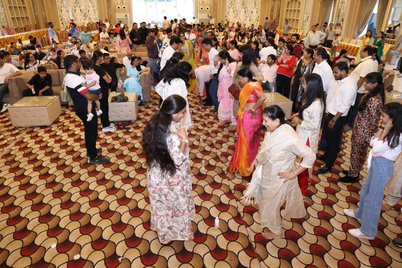 स्नेह मिलन समारोह के दौरान पारिवारिक सदस्यों के बीच गेम्स की कई गतिविधियां आयोजित की गई।