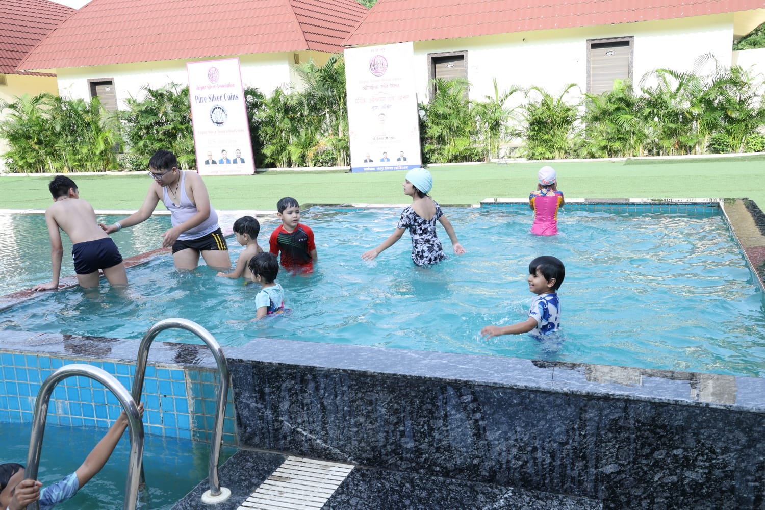 छोटे बच्चों के लिए स्विमिंग और कई चिल्ड्रन गेम्स हुए