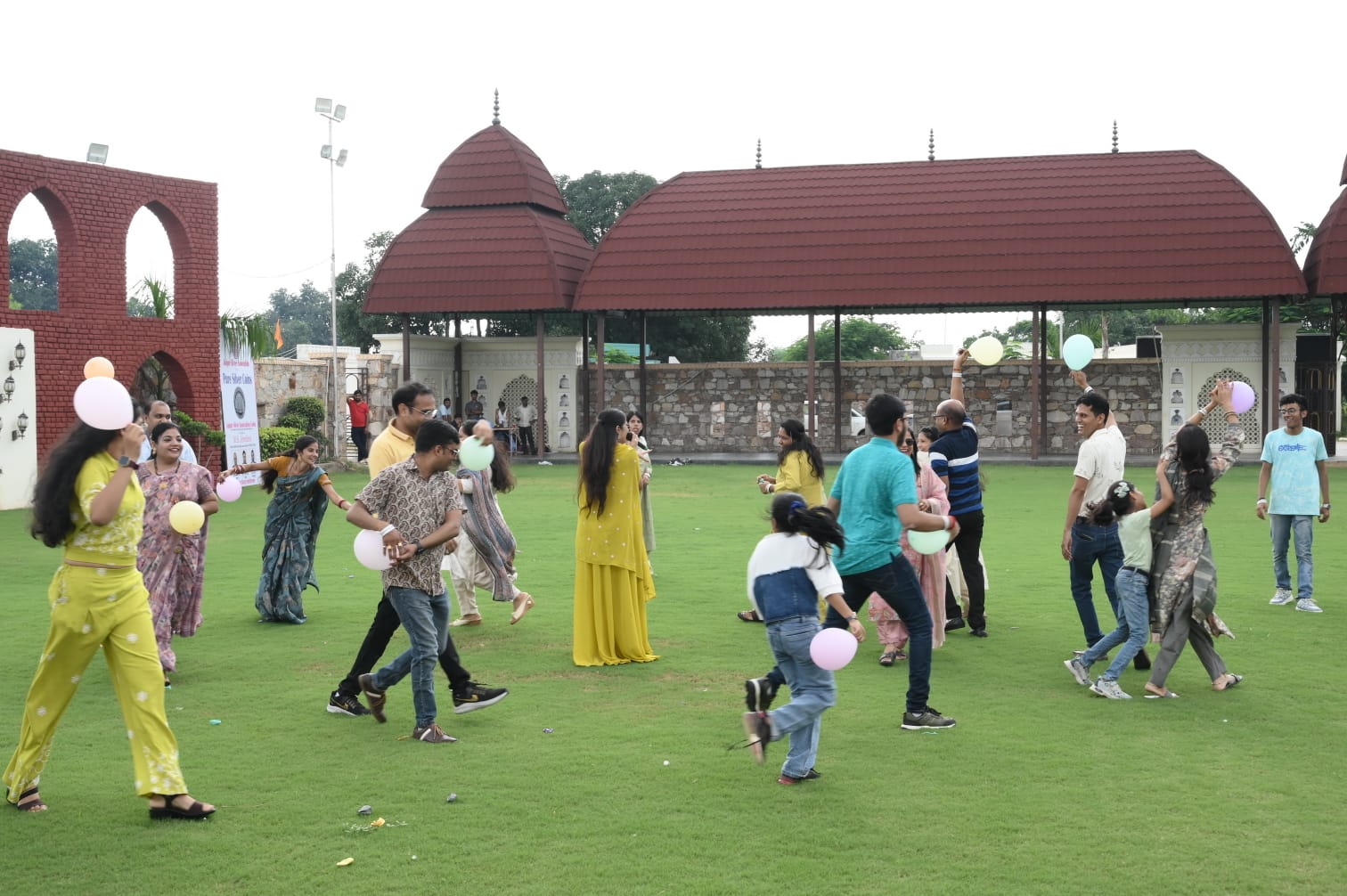 इनडोर के साथ आउटडोर गेम्स में आपसी जुड़ाव का आनंद लिया।