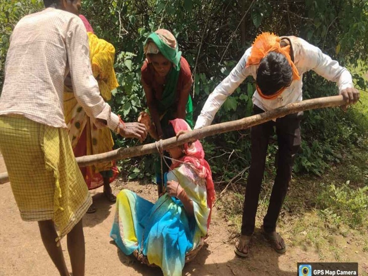 एम्बुलेंस तक पहुंचने के पूर्व रास्ते में प्रसव