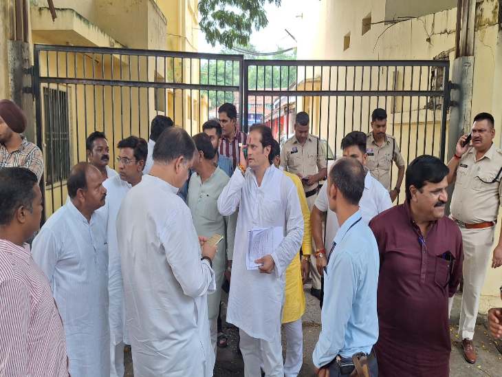प्रेस कॉन्फ्रेंस के मुख्य निर्वाचन पदाधिकारी कार्यालय शिकायत करने पहुंचे कांग्रेसी।