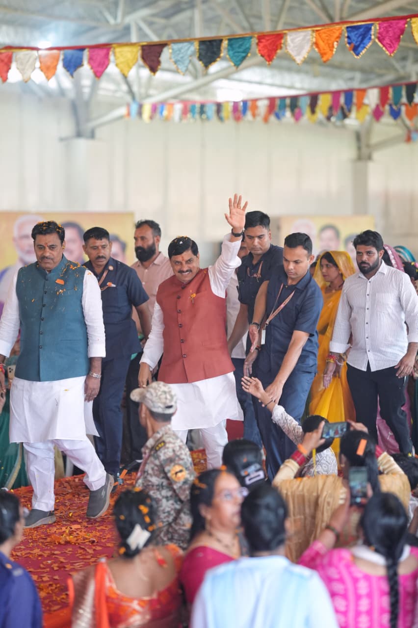 आमेर मैजेस्टिक होटल नर्मदापुरम में आयोजित रक्षाबंधन कार्यक्रम में सीएम डॉ. मोहन यादव और विधायक रामेश्वर शर्मा।