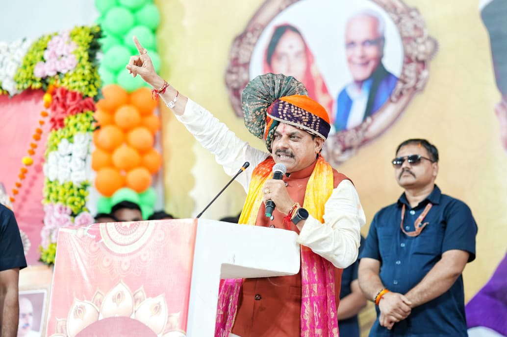 भोपाल के चांदबड़ में आयोजित रक्षाबंधन कार्यक्रम को संबोधित करते सीएम डॉ. मोहन यादव।